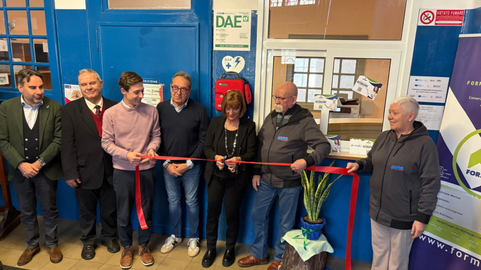 Un defibrillatore per la sicurezza: la donazione dell'Avis al Formont 